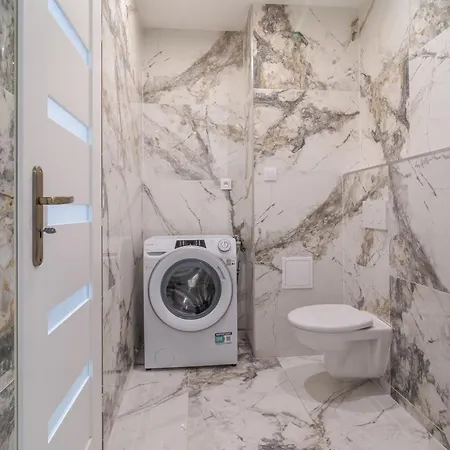 Alex, Nezabudka דירה